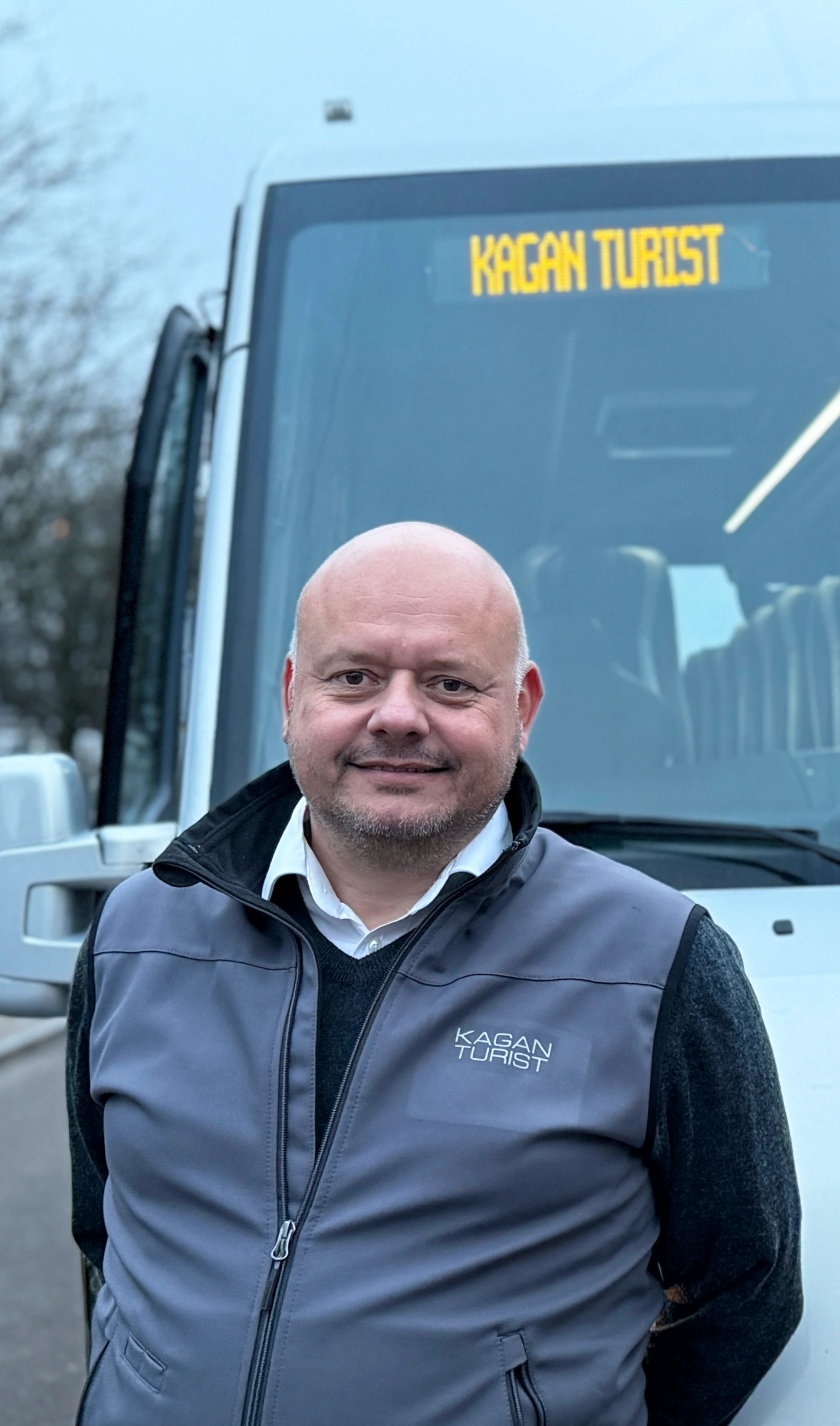 Portræt foran bus